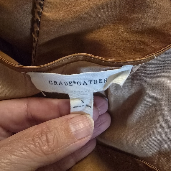 Elegant Tan Women's Blouse with Patterned Accents - Picture 5 of 6